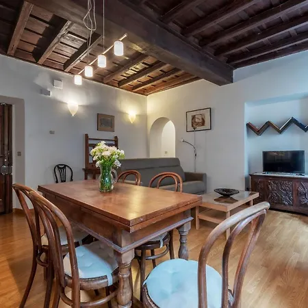 Appartement Tucked Away And Quiet By Piazza Navona - Fromhometorome *