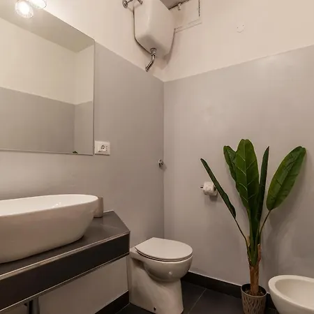 Appartement Tucked Away And Quiet By Piazza Navona - Fromhometorome *