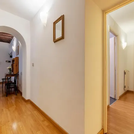 Apartment Tucked Away And Quiet By Piazza Navona - Fromhometorome