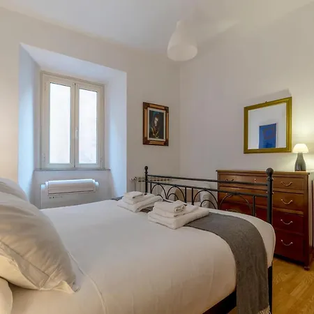 Tucked Away And Quiet By Piazza Navona - Fromhometorome Apartment *
